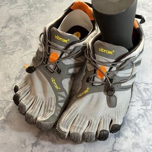 Vibram Men's FiveFingers V-Train Fitness and Cross Training Shoe